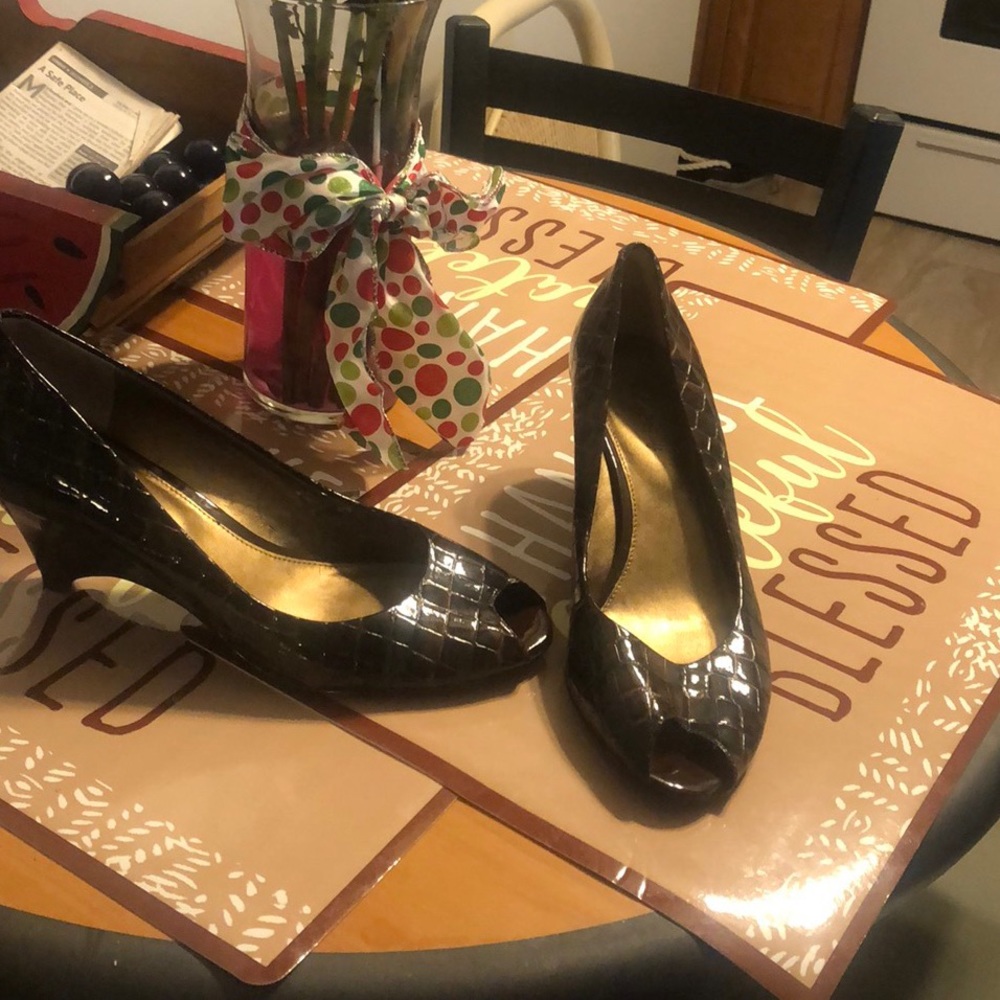 Brown wedge heel crocodile shoes